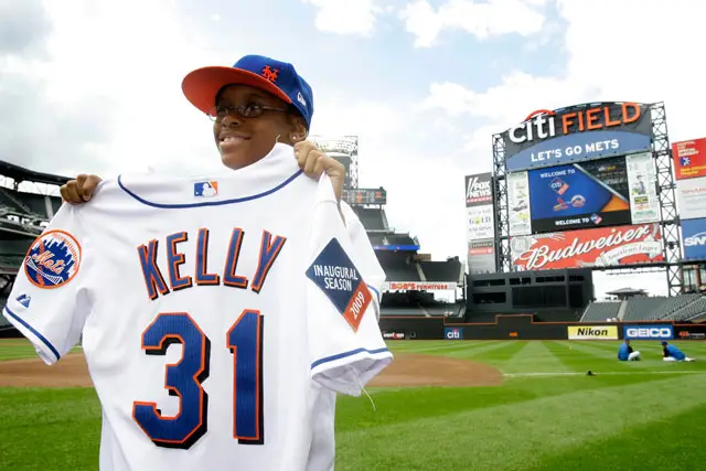 Davonte Kelly shows off his new Mets jersey